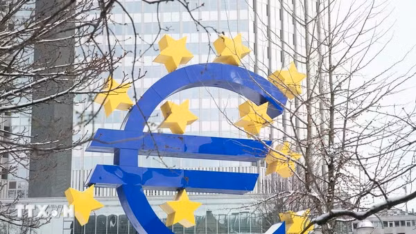 Biểu tượng đồng euro tại Frankfurt (Đức). (Ảnh: THX/TTXVN)