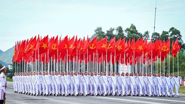 Khối cờ Đảng, cờ Tổ quốc tại buổi tổng hợp luyện diễu binh, diễu hành lần hai sự kiện A80.