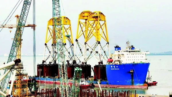 Sản xuất chân đế điện gió ngoài khơi tại cảng PTSC Vũng Tàu. (Ảnh HOÀNG ANH)