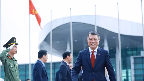 Thủ tướng Lê Minh Hưng lên đường tham dự Hội nghị Cấp cao ASEAN lần thứ 48 tại Cebu, Philippines. (Ảnh: Dương Giang/TTXVN)