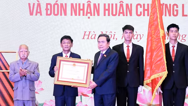 Chủ tịch Quốc hội Trần Thanh Mẫn trao Huân chương Lao động hạng Nhất tặng Hội đồng Dân tộc. (Ảnh: DUY LINH)