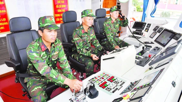 Chiến sĩ Tàu 51-11-86, Lữ đoàn 649 nghiên cứu làm chủ trang thiết bị hiện đại, bảo đảm vận hành phương tiện vận tải an toàn, hiệu quả. (Ảnh ĐĂNG KHOA)