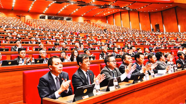 Các đại biểu đến dự Đại hội Đảng toàn quốc lần thứ XIV. (Ảnh HẢI LINH)