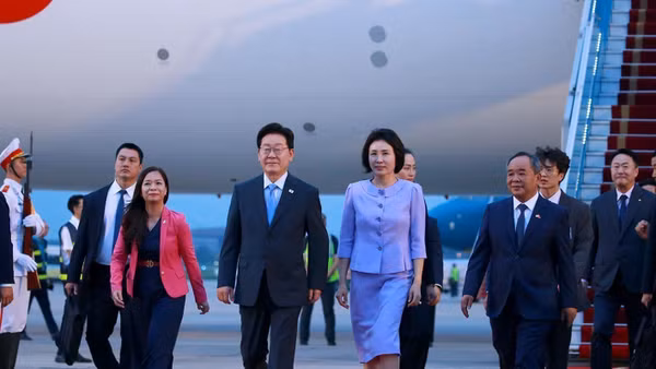 Tổng thống Hàn Quốc Lee Jae Myung và Phu nhân đến Hà Nội, bắt đầu chuyến thăm cấp Nhà nước tới Việt Nam. (Ảnh: Tuấn Anh/TTXVN)