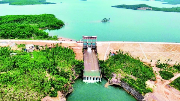 Tràn xả lũ hồ Vực Tròn vừa được đầu tư, bảo đảm yêu cầu điều tiết nước trong mùa mưa lũ. Ảnh: HƯƠNG GIANG