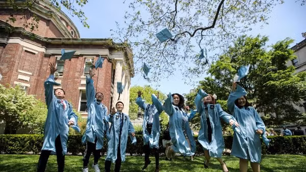 Các sinh viên tốt nghiệp chụp ảnh lưu niệm trong khuôn viên Đại học Columbia, Mỹ. (Ảnh tư liệu/Xinhua)