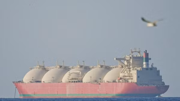 Tàu qua eo biển Hormuz. Ảnh: AA/TTXVN