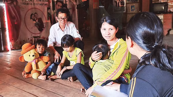 Cán bộ địa phương xã Ea Drăng, tỉnh Đắk Lắk đến nhà vận động, tuyên truyền cho người dân về hệ lụy của lao động trẻ em.