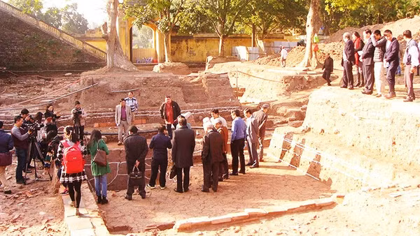 Các nhà khoa học tham quan vị trí khảo cổ tại Hoàng thành Thăng Long. Ảnh: HOÀNG HOA