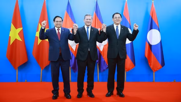 Trong khuôn khổ Cuộc gặp cấp cao giữa ba Đảng: Đảng Nhân dân Campuchia; Đảng Cộng sản Việt Nam và Đảng Nhân dân Cách mạng Lào diễn ra tại Phnom Penh (Campuchia), chiều 6/2/2026, diễn ra cuộc gặp giữa Thủ tướng Phạm Minh Chính và Thủ tướng Vương quốc Campuchia Hun Manet cùng Thủ tướng Lào Sonexay Siphandone. (Ảnh: Dương Giang-TTXVN)