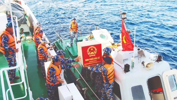 Lực lượng hải quân phối hợp vận chuyển hòm phiếu và tài liệu ra các điểm đảo.