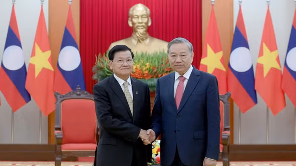 Tổng Bí thư Tô Lâm gặp Tổng Bí thư, Chủ tịch nước Lào Thongloun Sisoulith nhân dịp tham dự Lễ mở ký Công ước của Liên hợp quốc về chống tội phạm mạng, tại Thủ đô Hà Nội. (Ảnh: ĐĂNG KHOA).