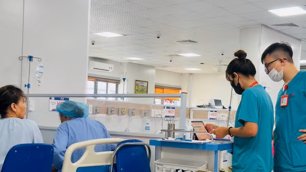 Cán bộ y tế Bệnh viện Đại học Y Hà Nội chuẩn bị thuốc cấp phát cho người bệnh điều trị nội trú. (Ảnh: MINH NGHĨA)