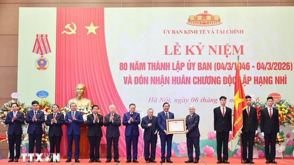 Phó Chủ tịch Thường trực Quốc hội Đỗ Văn Chiến trao Huân chương Độc lập hạng Nhì cho Ủy ban Kinh tế và Tài chính của Quốc hội. (Ảnh: Minh Đức/TTXVN)