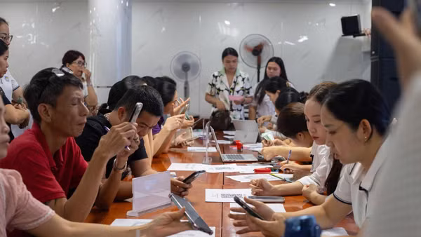 Cha mẹ học sinh làm thủ tục và tìm hiểu thông tin tuyển sinh tại một cơ sở giáo dục nghề nghiệp ở Hà Nội.