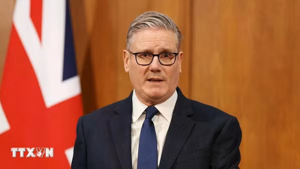 Thủ tướng Anh Keir Starmer phát biểu tại cuộc họp báo ở thủ đô London. (Ảnh: THX/TTXVN)