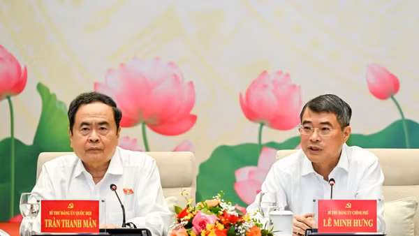 Bí thư Đảng ủy Quốc hội, Chủ tịch Quốc hội Trần Thanh Mẫn và Bí thư Đảng ủy Chính phủ, Thủ tướng Chính phủ Lê Minh Hưng chủ trì hội nghị. (Ảnh: DUY LINH)