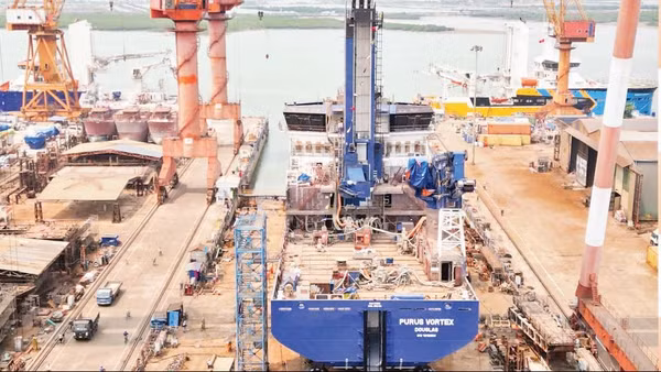 Tàu dịch vụ điện gió hiện đại CSOV được đóng tại Nhà máy Đóng tàu Hạ Long.