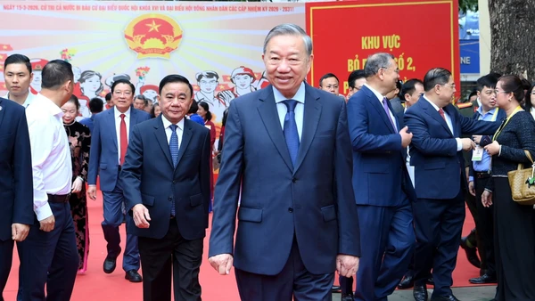 Tổng Bí thư Tô Lâm và Thường trực Ban Bí thư Trần Cẩm Tú tại khu vực bỏ phiếu số 2, phường Ba Đình, thành phố Hà Nội. (Ảnh: ĐĂNG KHOA)