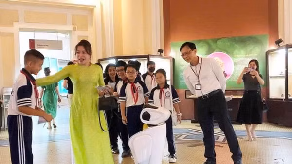 Robot ứng dụng trí tuệ nhân tạo hướng dẫn tham quan Bảo tàng Lịch sử Thành phố Hồ Chí Minh.