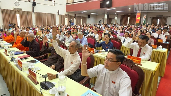 Đại biểu biểu quyết thông qua nghị quyết. 