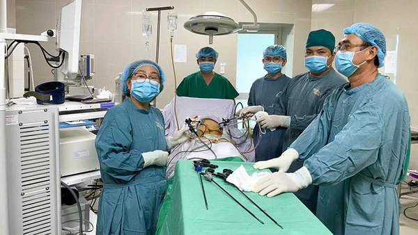 Bác sĩ Bệnh viện đa khoa Vĩnh Long đang tiến hành phẫu thuật. 