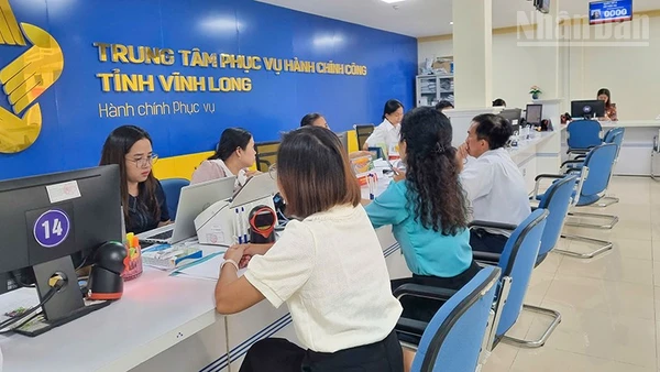 Người dân và doanh nghiệp đến làm thủ tục hành chính ở Trung tâm phục vụ hành chính công tỉnh Vĩnh Long. 