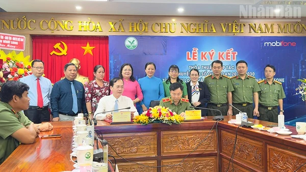 Lãnh đạo hai bên thực hiện lễ ký kết. 