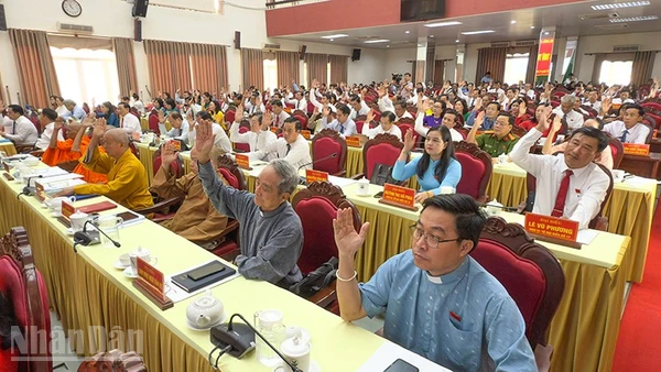 Đại biểu biểu quyết thông qua nghị quyết tại kỳ họp. 