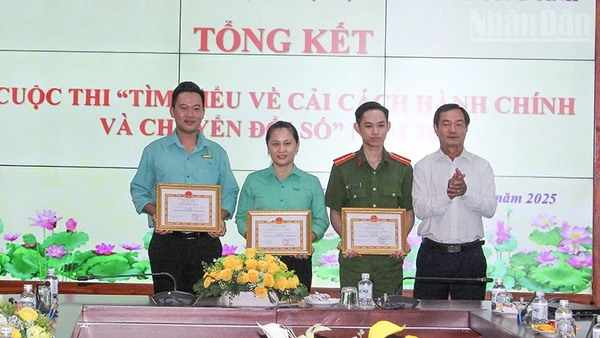 Ban Tổ chức trao giải cá nhân.