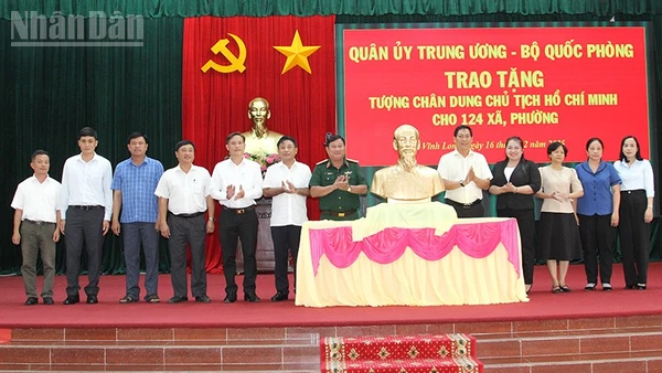 Đại diện Đảng ủy - Bộ Tư lệnh Quân khu 9 cùng đại diện lãnh đạo tỉnh Vĩnh Long trao tặng tượng chân dung Chủ tịch Hồ Chí Minh cho các xã, phường trên địa bàn tỉnh Vĩnh Long. 
