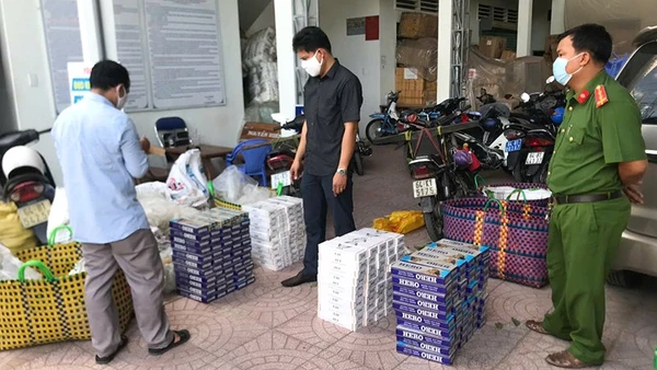 Lực lượng chức năng Vĩnh Long tăng cường bắt các vụ buôn bán thuốc lá nhập lậu. 