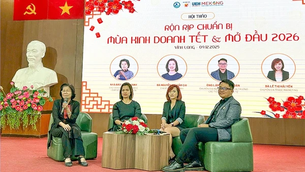 Các chuyên gia trao đổi thông tin về hàng hóa chuẩn bị Tết. 