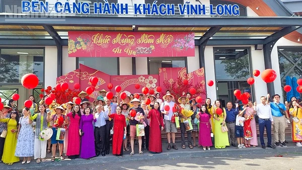 Đón khách quốc tế đầu tiên là hoạt động thường niên chào năm mới ở Vĩnh Long.