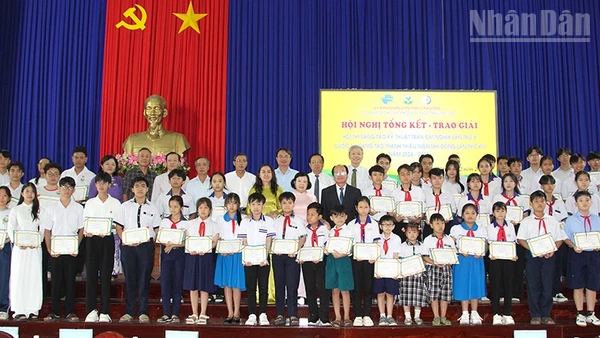 Trao giải cho các em đạt giải Cuộc thi sáng tạo thanh thiếu niên nhi đồng. 