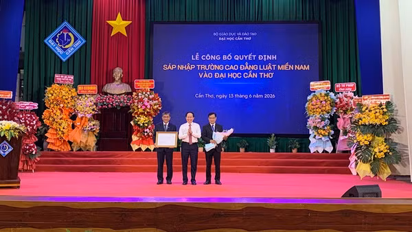 Phó Thủ tướng Lê Tiến Châu trao Quyết định sáp nhập trường cho lãnh đạo Đại học Cần Thơ.
