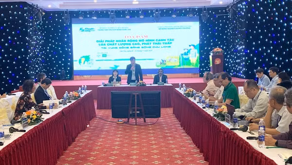 Quang cảnh buổi tọa đàm.