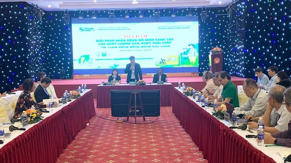 Quang cảnh buổi tọa đàm.