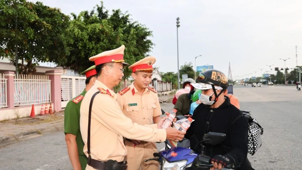 Công an Cần Thơ phát nước cho người dân trên đường về nhà đón Tết.