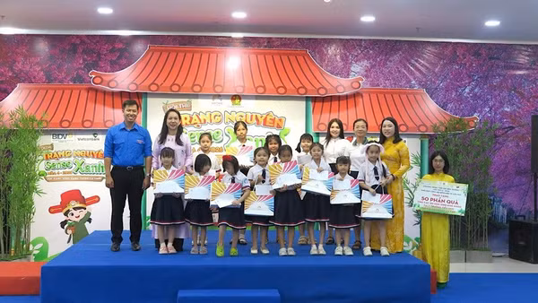 Đoàn phường Ninh Kiều tổ chức hội thi trạng nguyên và tặng quà các em học sinh dịp hè.