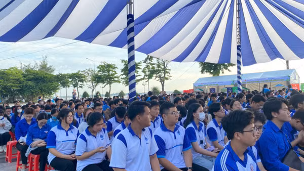 Đông đảo thanh niên, sinh viên tham gia lễ phát động.