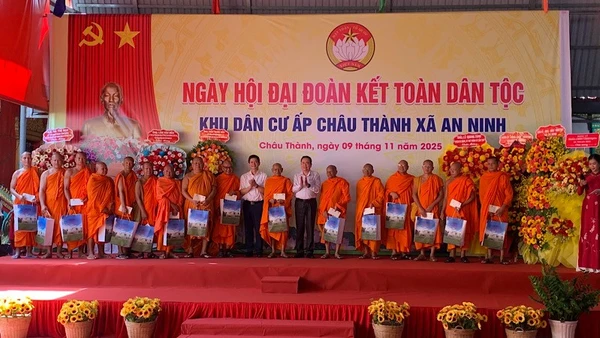 Chủ tịch Quốc hội Trần Thanh Mẫn và lãnh đạo Thành ủy Cần Thơ tặng quà các vị sư sãi Phật giáo Nam tông Khmer tại ngày hội.