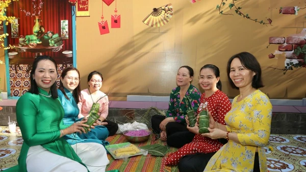 Gói bánh tét ngày Tết tại chương trình.