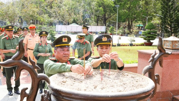 Cán bộ, chiến sĩ Công an thành phố Cần Thơ dâng hương tại Nghĩa trang Liệt sĩ Hàng Dương.