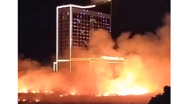 Người dân đốt cỏ khô dẫn đến cháy lan ở phường Cái Khế, thành phố Cần Thơ.