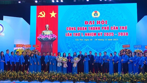 Ban Chấp hành Công đoàn thành phố Cần Thơ, nhiệm kỳ 2025-2030 ra mắt đại hội.