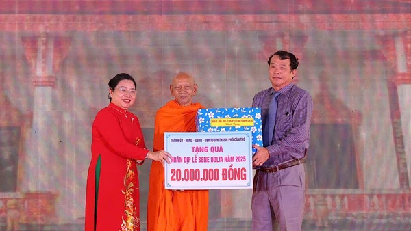 Lãnh đạo thành phố Cần Thơ tặng quà Học viện Phật giáo Nam tông Khmer tại Cần Thơ.