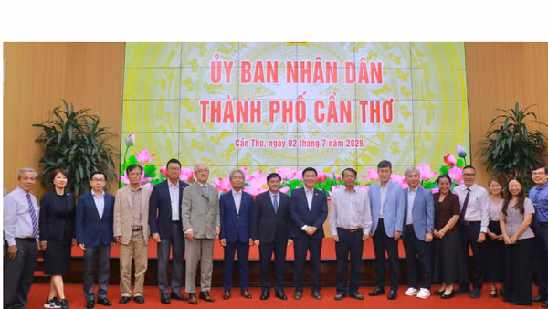 Lãnh đạo thành phố Cần Thơ và Đoàn công tác Hàn Quốc chụp ảnh lưu niệm tại buổi làm việc. (Ảnh: Ánh Nguyên)
