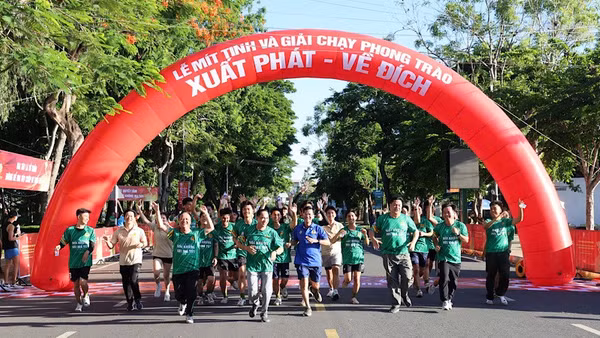 Đông đảo cán bộ, người dân tham gia chạy bộ tại buổi lễ.