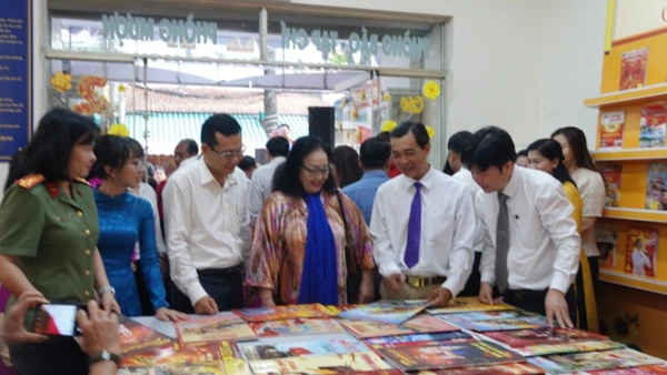 Các đại biểu tham quan tại Hội Báo Xuân Cần Thơ 2026.